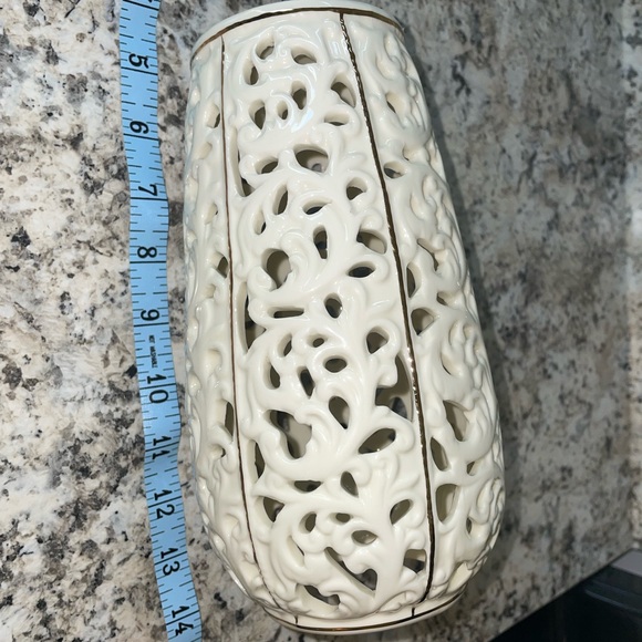 Vintage Blanc De Chine Porcelain Vase with Gold Trim - Picture 5 of 6